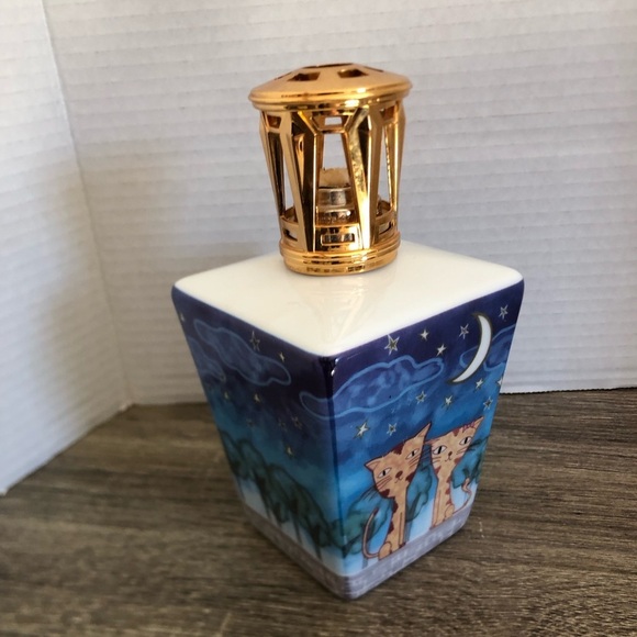 Eden Oil Diffuser with Cat Design - Picture 2 of 9